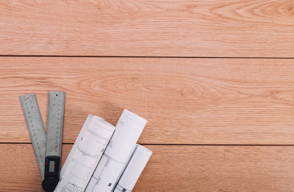 Tavolo da lavoro dello studio Ambito con disegni e materiali